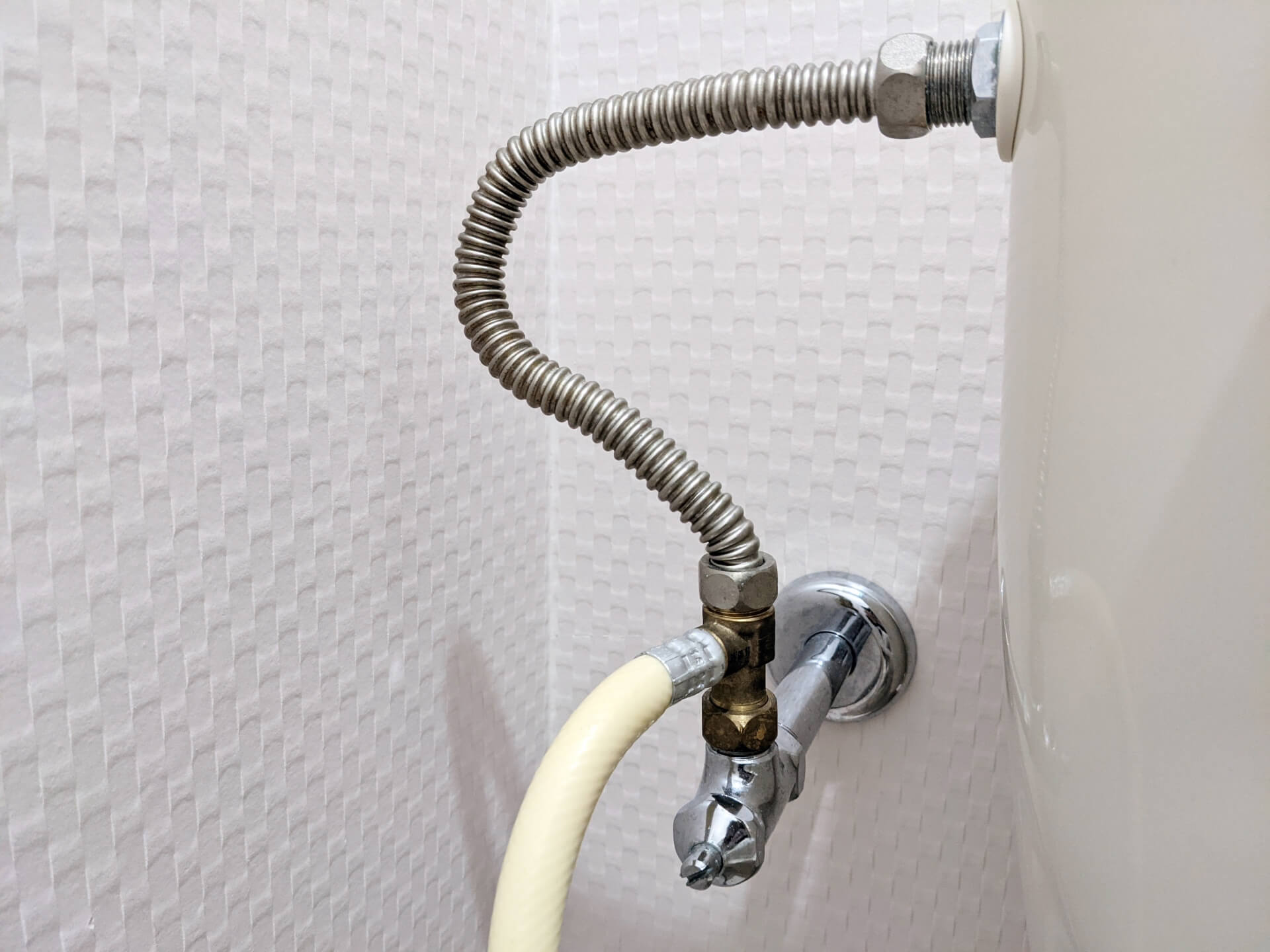 トイレの給水管からの水漏れ修理方法