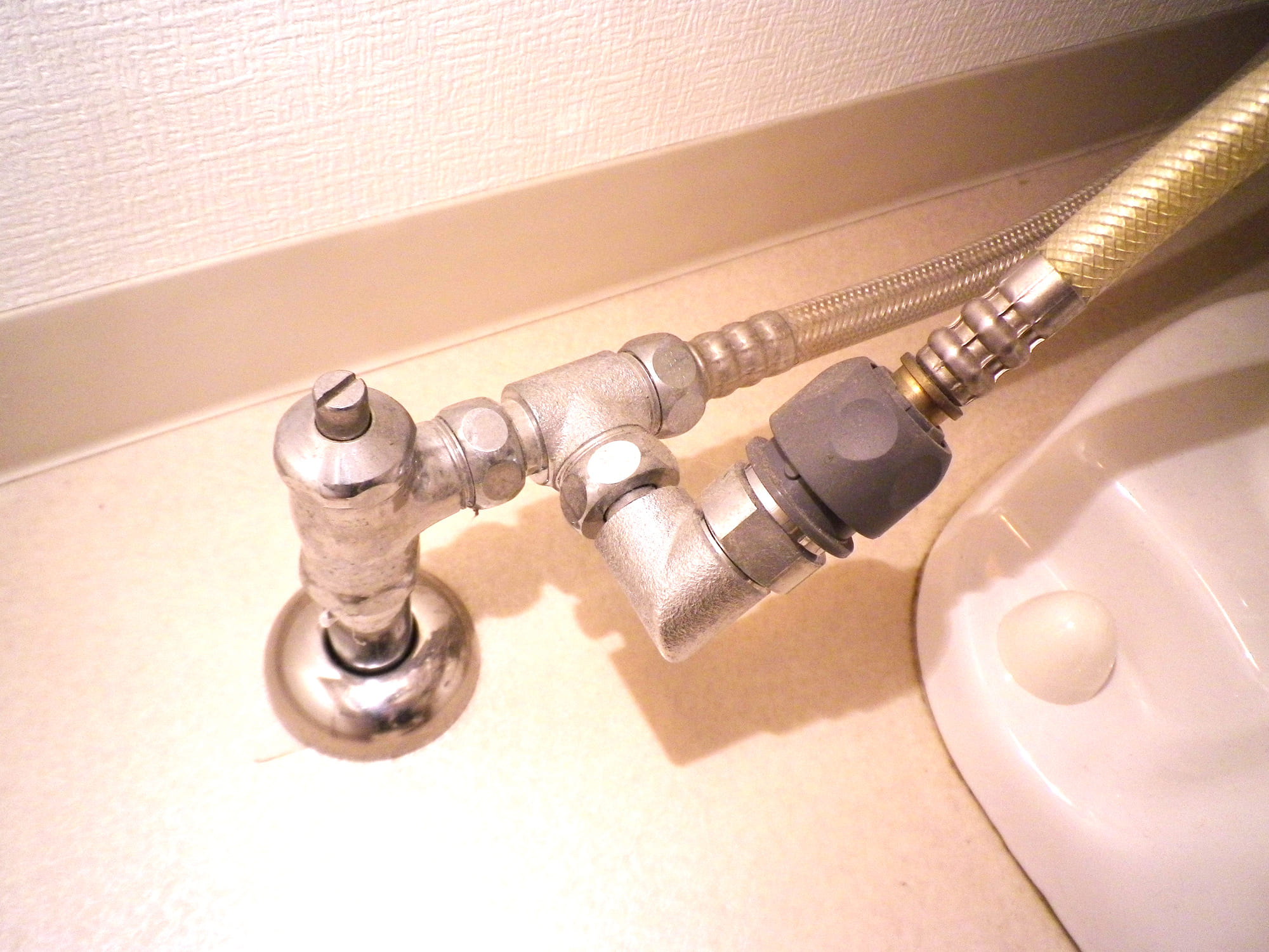 蛇口からポタポタ水漏れするときは慌てず応急措置を