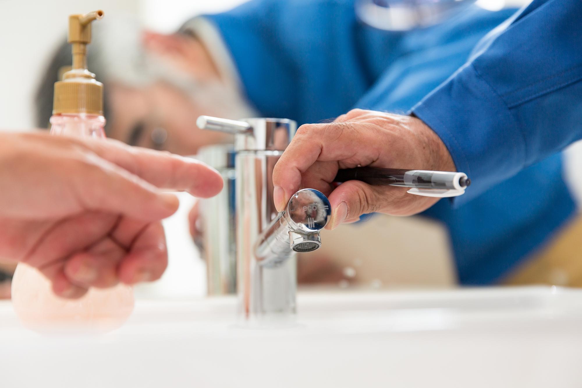 洗面台の水漏れを自分で修理する3つの方法