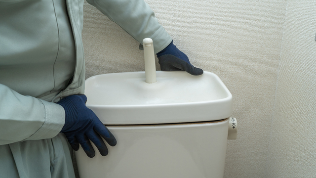 トイレタンクの水漏れ修理は自分でできる？原因別の解決方法を解説