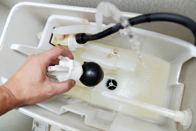 トイレタンク内の水漏れの原因と特定方法